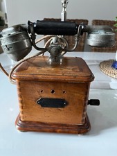 ancien téléphone en bois des années 1900 , a manivelle