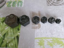 Lot  de 6 anciens poids hexagonaux en fonte pour balance Roberval