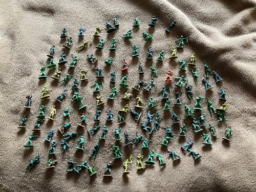 Lot 100 figurines petits - de,