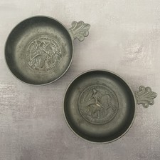 Paire de tastevin en étain décor de chevalier cheval armure épée bouclier