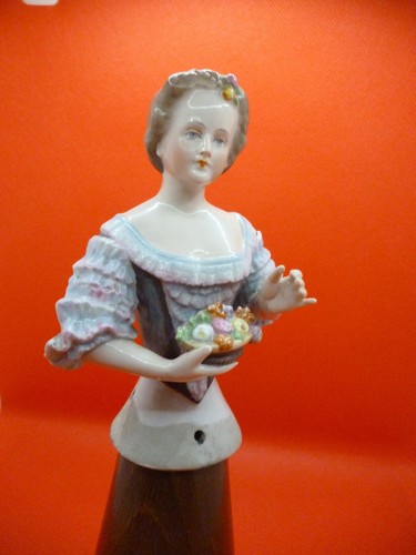 HALF-DOLL.DEMI-FIGURINE