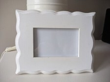 Cadre-photo en bois blanc à poser, baguette très large, festonnée. TBE