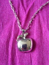 COLLIER POMME EN PLAQUÉ OR BLANC POINÇONNÉ 18KG AVEC CHAÎNE SYMBOLE D'APPLE