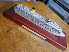  MAQUETTE DU PAQUEBOT " COSTA  MAGICA" en métal massif argenté socle en bois 