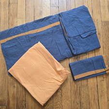 Parure de lit  : 1 housse 200 x 200  + 1 drap housse 90 x 200 + 1 taie 60 x 60