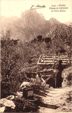 CORSE - GHISONI - Gardienne de chèvres face au Kirie Elison (Pic de montagne)