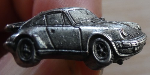 Beau pin relief voiture - pin's,