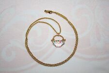 belle chaine torsade en plaqué or avec pendentif panier en cristal