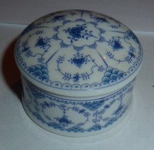 boite ronde  à porcelaine fine  à décor de plantes dans le gout de Delft, rare!