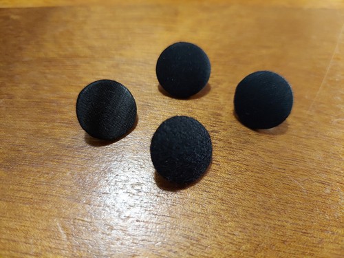 Boutons noirs réalisés sur - boutons,