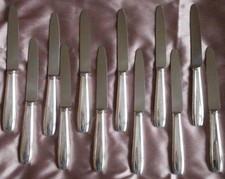 Saint Médard : 12 Couteaux à fromage en métal argenté style art déco