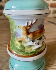 Ancienne lampe à pétrole porcelaine peinte / chasse à courre en relief / Cerf