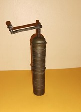 Ancien moulin à café, poivre ou épice  en laiton finement ciselé