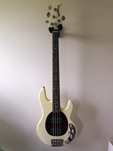 Ernie ball music man stingray - ernie,
