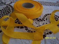 Ancien ruban en crêpe de soie. Vendu au mètre. Jaune bouton d'or. N°108