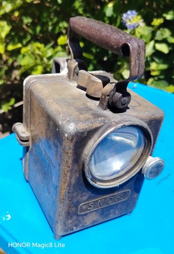 Ancienne lanterne pile - ancienne,
