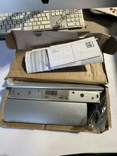 Ferme-porte avec bras compas -