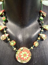 mixte ,joli collier tour du cou art-populaire bois+ fines /perles 