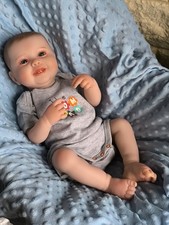 Petit garçon de 50cm entièrement en vinyle siliconé