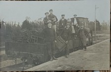 Carte-photo ouvriers chemin de fer voie étroite train bois enfants chien 1900