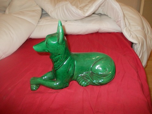 Chien couché faience