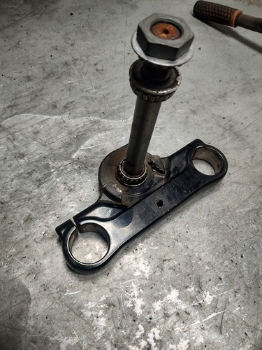 Lower triple clamp harley dyna - triple,