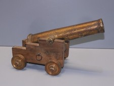 -ANCIEN CANON DECORATIF BRONZE ou LAITON AFFÛT BOIS ROUES BRONZE ou LAITON   D