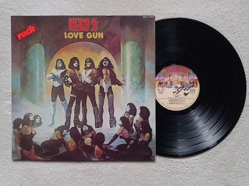 33t kiss love - kiss, gun"