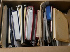 MONDE TRES GROS LOT DE TIMBRES DANS UN CARTON : A TRIER