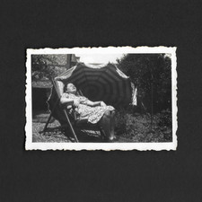 Jolie jeune femme bain soleil