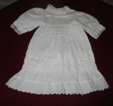 ROBE BLANCHE POUR  POUPEE ANCIENNE / TBE