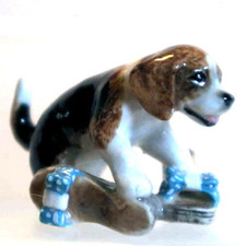 KLIMA Miniature en porcelaine - CHIEN BEBE AVEC LA CHAUSSURE N° 4 BEAGLE DOG