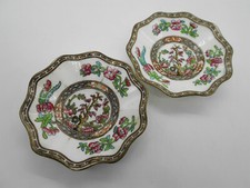 PAIRE DE SOUS TASSE / COUPELLE JAPONISANT EN PORCELAINE ANGLAISE COALPORT