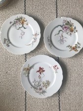 Lot de trois assiettes plates