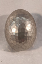 oeuf en métal martelé