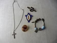 Lot de bijoux, fond de tiroir, médaille, bracelet, collier, pince à cravate