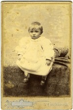PHOTO CABINET Algérie Constantine Léonce Arnaud, un bébé pose en blanc 1890