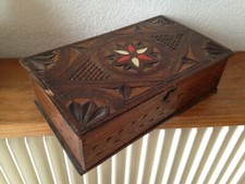 Ancienne  boite coffre EN BOIS avec incrustations   rangement art populaire  