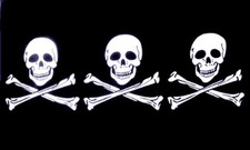 DRAPEAU PIRATE 3 TÊTES DE MORT 150x90cm - DRAPEAU CORSAIRE - PIRATES 90 x 150 cm