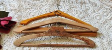 Lot de 3 Cintres en bois Ancien  , porte vêtement idéal Vinyage French