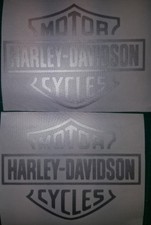 2 pièces autocollants logo Harley Davidson en argent mét. 12 × 9.5 cm.Top
