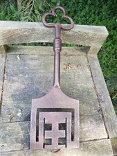 CLEF ANCIENNE À TRÈFLE FER FORGÉ 49 CMS !