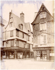 France, Tours, rue commerçante, façades typique de magasins  vintage albumen pri