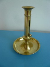 BOUGEOIR ANCIEN EN CUIVRE OU LAITON AVEC BOUTON PRESSOIR