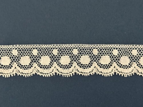Ancienne dentelle écrue - , à