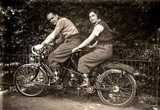 Jeune couple à vélo tandem cyclorandonnée Retirage Photo ancienne repro an. 1930