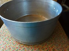 Superbe, cuisine en aluminium, patte professionnelle = confitures communautaires, etc