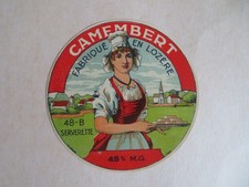 Etiquette  de fromage camembert Serverette Femme tenant plateau fromages