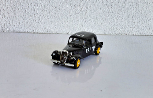 Voiture universal - 1/43,