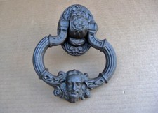 ancien gros heurtoir anneau de porte décor  Bacchus en fonte de fer .